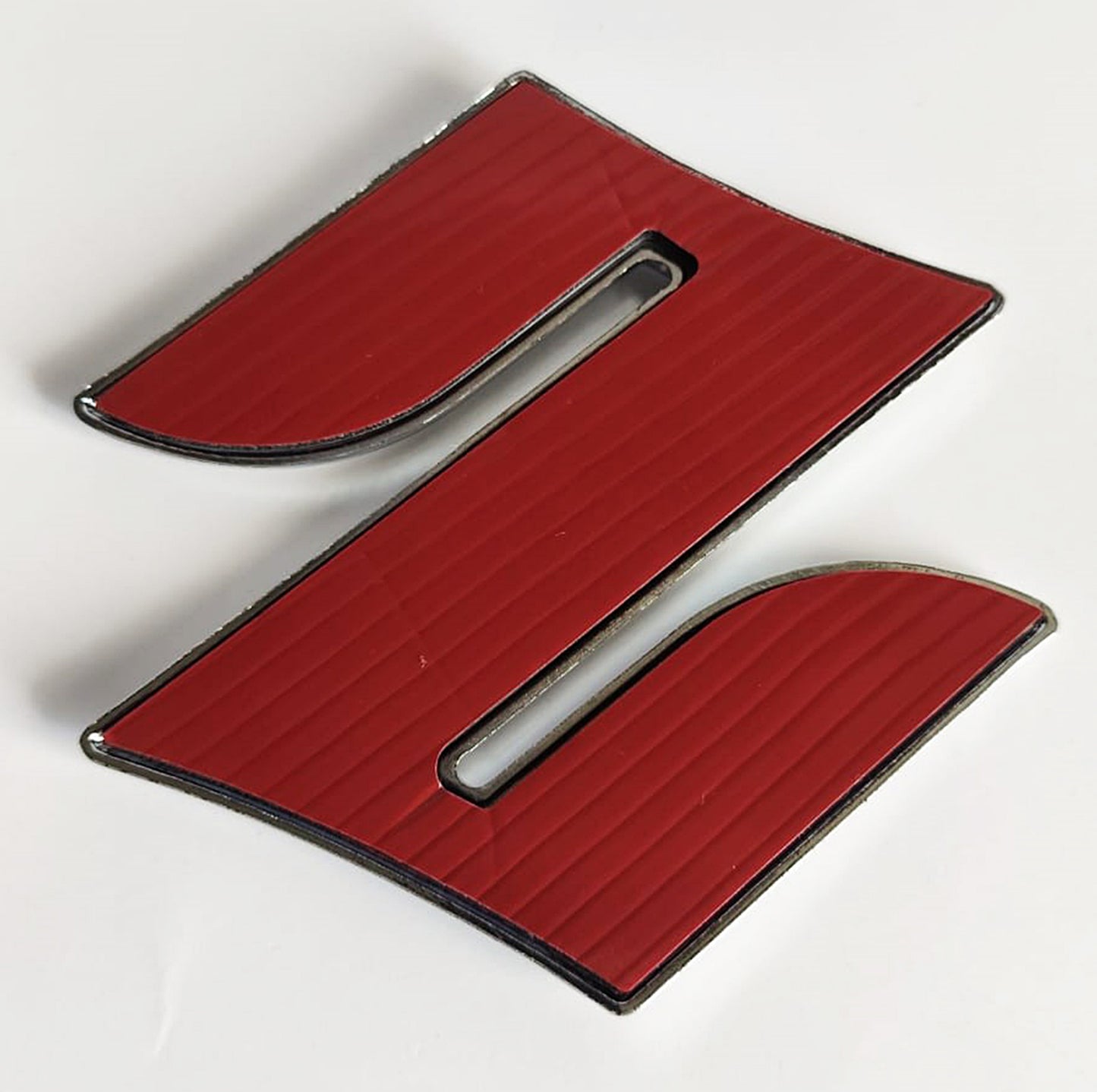 Emblema Cromado Susuki de Parrilla
